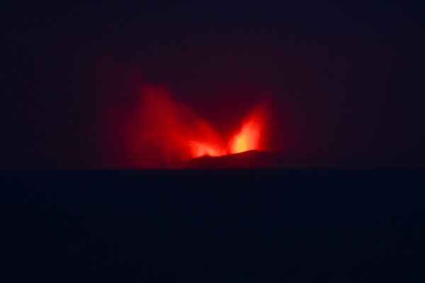 ▲▼印尼「阿納克喀拉喀托火山」（Anak Krakatau）自4日深夜至今持續噴發。（圖／路透）