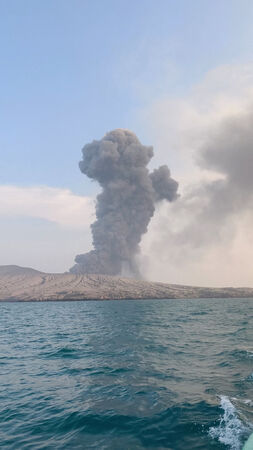 ▲▼印尼「阿納克喀拉喀托火山」（Anak Krakatau）自4日深夜至今持續噴發。（圖／路透）