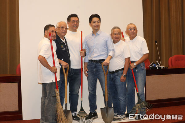 ▲▼蔣萬安與里長拍照。（圖／記者劉耿豪攝）