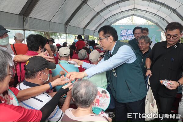 ▲台南市政府在柳營尖山埤渡假村舉辦「台南最水 健康相隨」系列活動，市長黃偉哲與民眾共同響應。（記者林東良翻攝，下同）