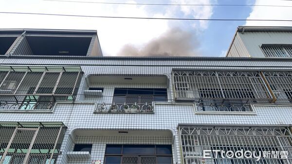 ▲台南市安南區頂安街一處住宅頂樓神明廳發生火警，消防人員到場部署水線搶救。（記者林東良翻攝，下同）