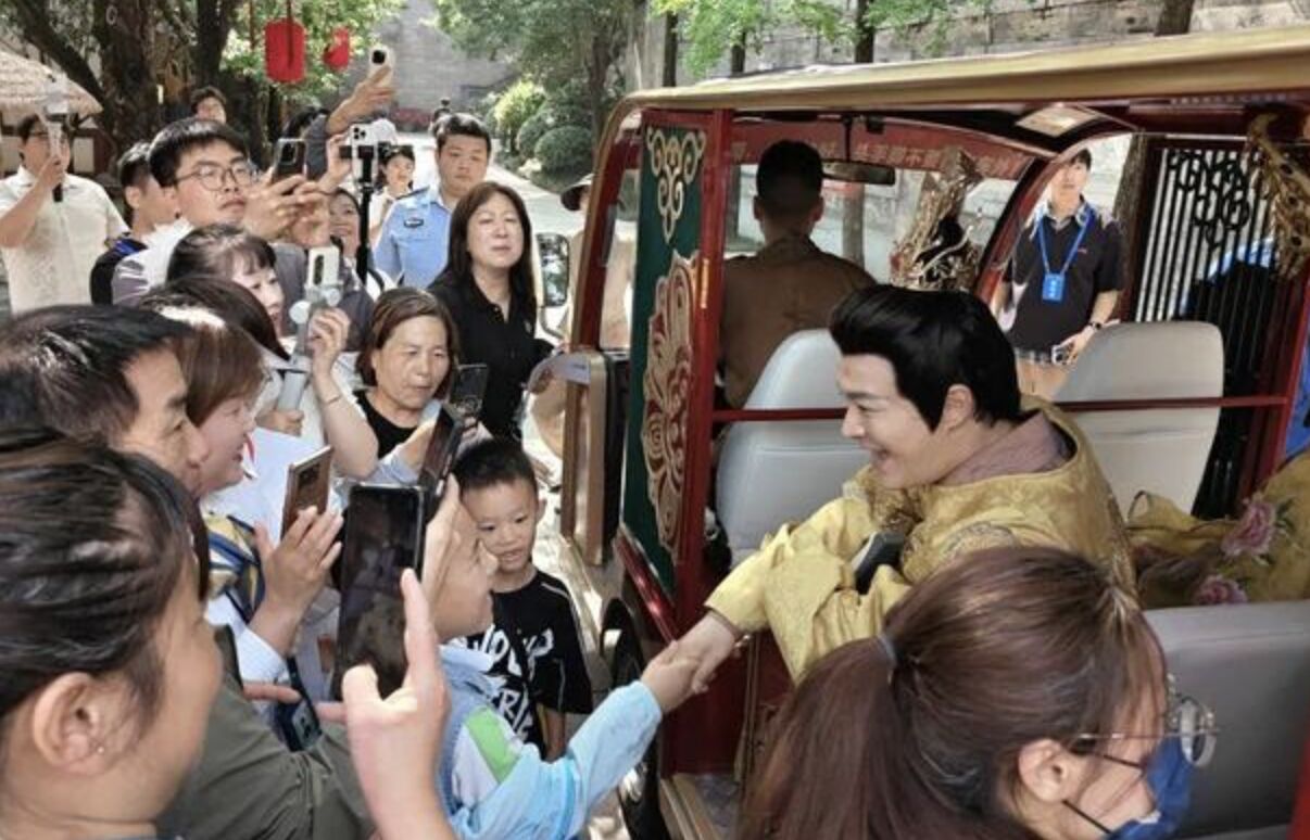 ▲戲劇演員鄭國霖轉換跑道成為景區NPC賺錢養家。（圖／翻攝極目新聞）