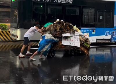 國中生冒雨「幫伯伯推回收車」 離開前1舉動更暖!網讚爆:好善良