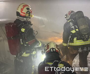 台灣大道社區大樓地下停車場車輛起火 24歲女保全嗆傷送醫