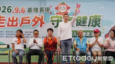 冒雨追健康!基隆長庚情人湖健走 謝國樑:田徑場10月初完工