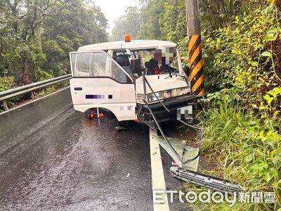 快訊／新北動保處公務車撞電桿　駕駛右腿受傷一度受困