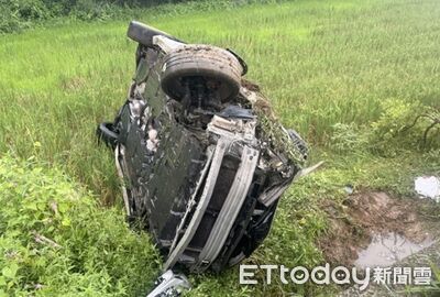 26歲男駕車因天雨及操作不當先撞路樹 再翻落田間受擦挫傷