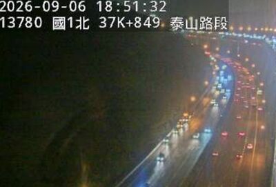 快訊／大雨狂砸國道泰山段「土石滑落」邊坡　現場警戒