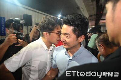 跑攤強碰！沈伯洋、蔣萬安握手致意　「悄悄話」內容曝