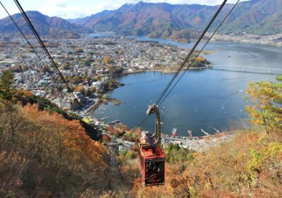 富士山賞楓新玩法!絕景階梯360度看山景 泡溫泉再逛Outlet