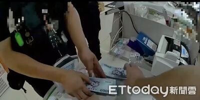 保全出大包！超商ATM補鈔竟遺失55萬　民眾上廁所發現急報警