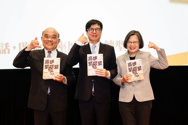 ▲▼高雄市長陳其邁新書發表會，前總統蔡英文、前行政院長蘇貞昌、民進黨高雄市長參選人賴瑞隆都到場。（圖／蔡英文臉書）