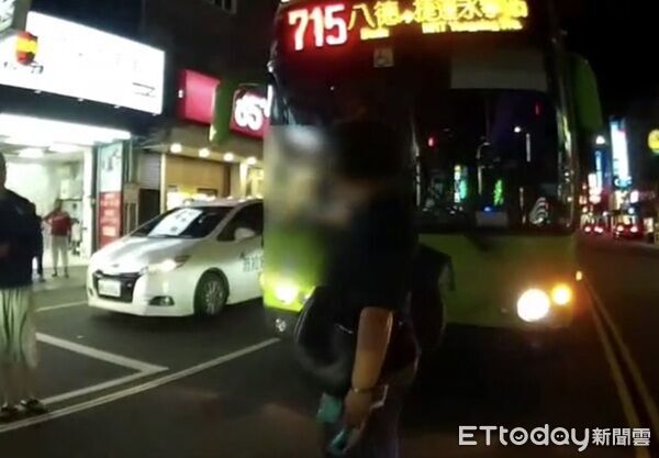 ▲▼經員警勸導後張女才離開馬路，並對久候公車卻不停大吐苦水。（圖／八德警分局提供）