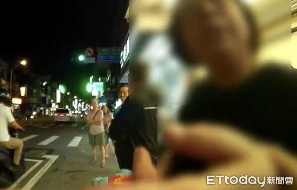 ▲▼經員警勸導後張女才離開馬路，並對久候公車卻不停大吐苦水。（圖／八德警分局提供）