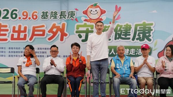 ▲基隆長庚情人湖健走 謝國樑:田徑場10月初完工。(圖/記者郭世賢翻攝)