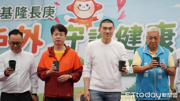 ▲基隆長庚情人湖健走 謝國樑:田徑場10月初完工。(圖/記者郭世賢翻攝)