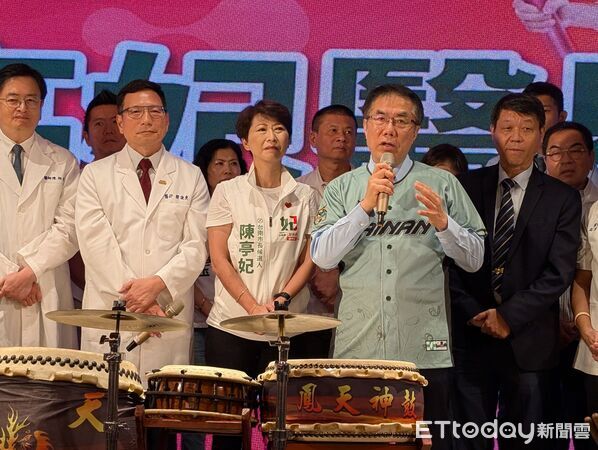 ▲「陳亭妃醫界大聯盟後援會」舉行誓師授旗大會,集結27大醫事團體及醫療專業人士表態支持陳亭妃。(記者林東良翻攝,下同)