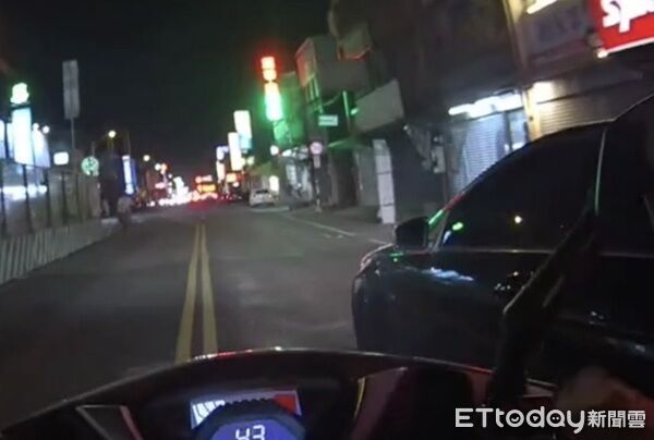 ▲警方攔停駕車不穩左右搖晃的轎車。（圖／八德警分局提供）