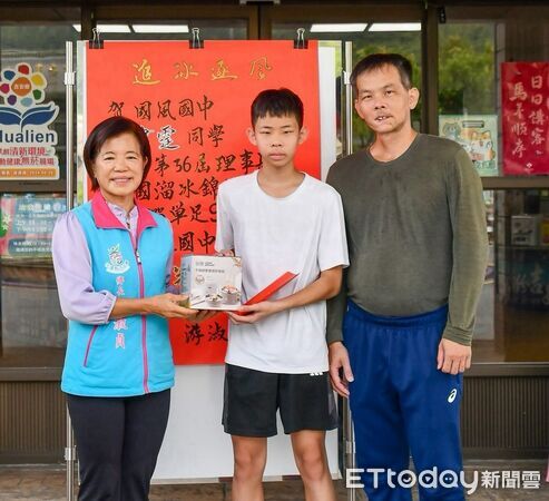 ▲▼周書霆參加「屆理事長盃全國溜冰錦標賽」勇奪「速度過樁菁英國中男子組」第一名,接受鄉長游淑貞貼紅榜表揚。(圖/吉安鄉公所提供,下同)