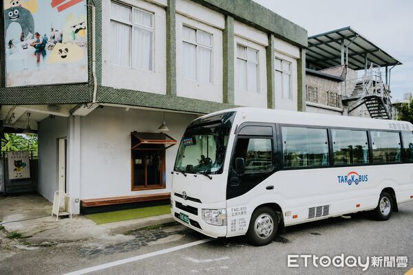 ▲▼市民小巴8號-新城海岸線」採「郵輪式公車」模式營運，沿途停靠花蓮至新城各旅遊景點。（圖／花蓮縣政府提供，下同）