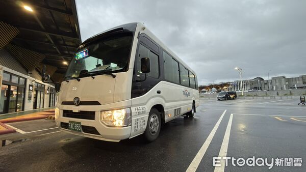 ▲▼市民小巴8號-新城海岸線」採「郵輪式公車」模式營運，沿途停靠花蓮至新城各旅遊景點。（圖／花蓮縣政府提供，下同）