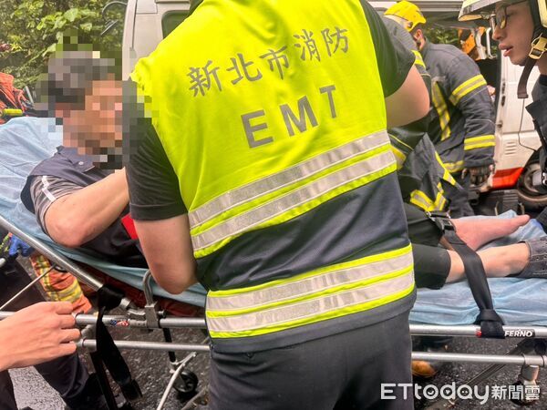 ▲▼新北市動保處公務車自撞電線桿,駕駛受困車內,經救護人員將他救出送醫無生命危險 。(圖/記者陳以昇翻攝)