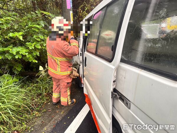 ▲▼新北市動保處公務車自撞電線桿,駕駛受困車內,經救護人員將他救出送醫無生命危險 。(圖/記者陳以昇翻攝)