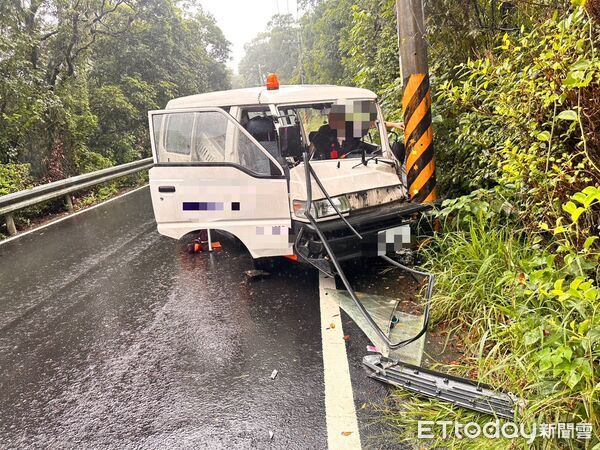 ▲▼新北市動保處公務車自撞電線桿,駕駛受困車內,經救護人員將他救出送醫無生命危險 。(圖/記者陳以昇翻攝)