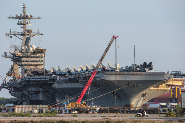 ▲▼ 美國航空母艦林肯號(USS Abraham Lincoln)停靠泰國林差曼港(Laem Chabang)。(圖/路透)