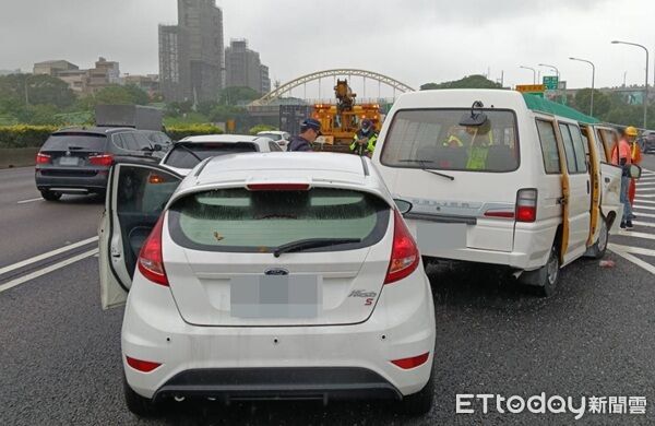 ▲▼釀3車受損8人受輕傷。(圖/國道公路警察局提供)