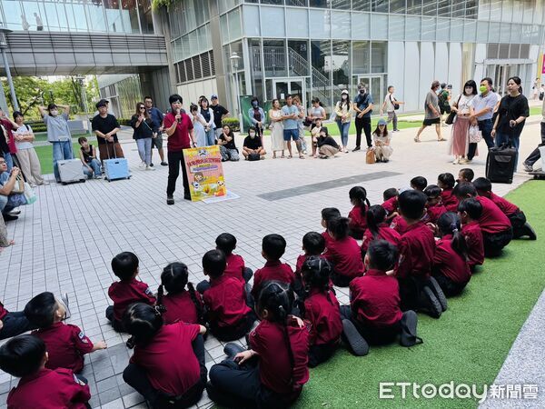 ▲南消後甲消防分隊配合南紡購物中心「兒童嘉年華」設攤,向親子宣導防火、防災及防詐觀念。(記者林東良翻攝,下同)