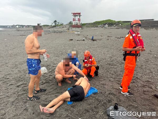 外籍男七星潭戲水受困！風浪大體力不支游不回 海巡救援
