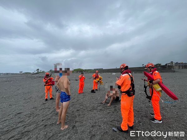 ▲▼由於風浪太大,外籍男子體力不支,已無法自行游回岸上,海巡人員立即救援將男子帶回岸上。(圖/海巡署東部分署第二岸巡隊提供,下同)