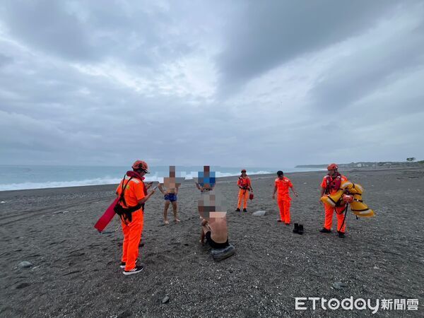 ▲▼由於風浪太大,外籍男子體力不支,已無法自行游回岸上,海巡人員立即救援將男子帶回岸上。(圖/海巡署東部分署第二岸巡隊提供,下同)