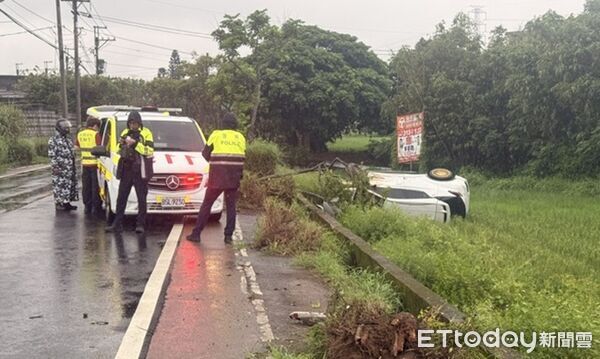 ▲朱男駕車因天雨導致視線不佳及操作不當自撞路樹後翻落田間。（圖／記者楊熾興攝）