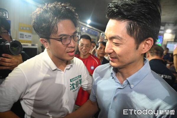 ▲▼民進黨台北市長參選人沈伯洋與台北市長蔣萬安在「計程車工會普渡晚會」相遇講悄悄話。（圖／記者呂佳賢攝）