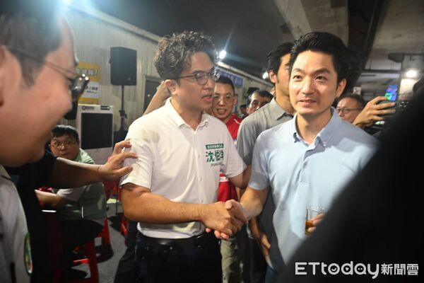 ▲▼民進黨台北市長參選人沈伯洋與台北市長蔣萬安在「計程車工會普渡晚會」相遇講悄悄話。（圖／記者呂佳賢攝）