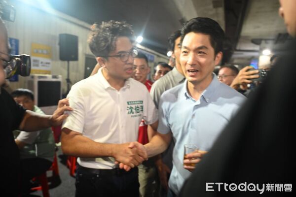 ▲▼民進黨台北市長參選人沈伯洋與台北市長蔣萬安在「計程車工會普渡晚會」相遇講悄悄話。（圖／攝影中心攝）