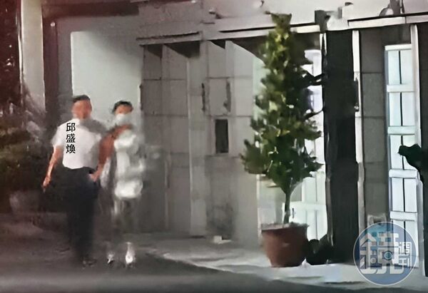 邱盛煥被直擊與一名女子手挽著手，狀似親密。（讀者提供）