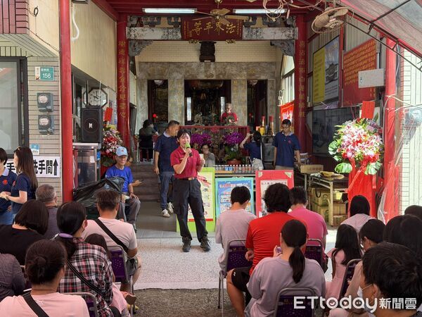 ▲南消灣裡分隊前進喜樹慈化亭捐血活動，向熱心民眾宣導住宅防火及用電安全。（記者林東良翻攝，下同）