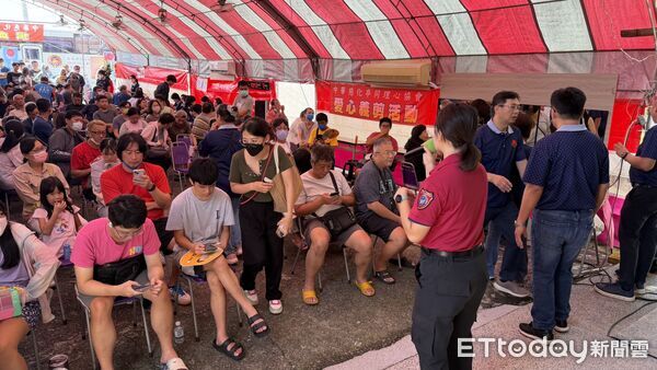 ▲南消灣裡分隊前進喜樹慈化亭捐血活動，向熱心民眾宣導住宅防火及用電安全。（記者林東良翻攝，下同）