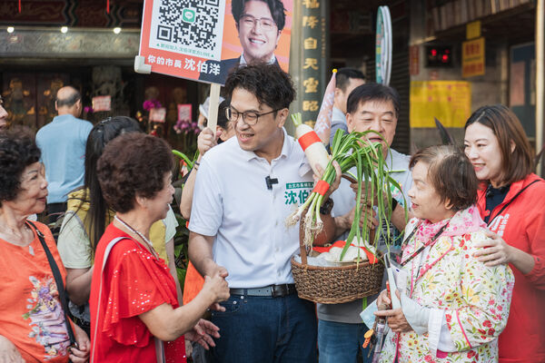 ▲▼民進黨台北市長參選人、立委沈伯洋至玉成公園拜票。（圖／沈伯洋競辦提供）