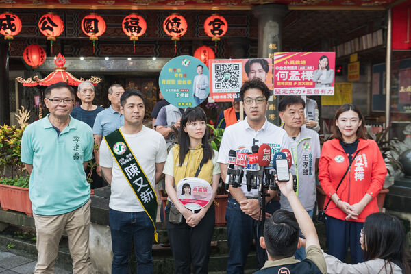 ▲▼民進黨台北市長參選人、立委沈伯洋至玉成公園拜票。（圖／沈伯洋競辦提供）