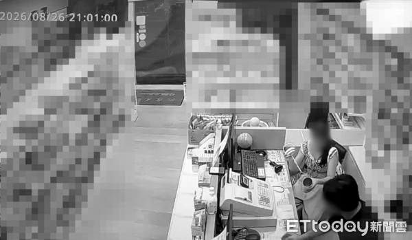 ▲▼新北淡水某藥局陳姓藥師在打工的女大生水壺中下藥，藥局內監視器畫面曝光。（圖／記者陳以昇翻攝）