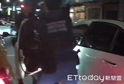 賓士男毒駕拒檢逃逸遭攔停　罵警「幹X娘」還推擠遭壓制