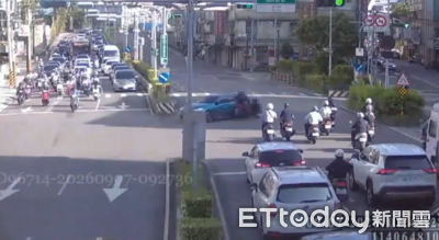 上班尖峰！新店BMW硬要闖紅燈　機車剛出發攔腰撞慘摔畫面曝