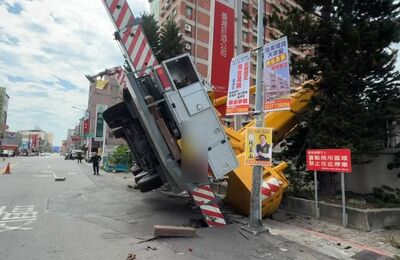 快訊／馬路塌陷破洞！彰化大吊車側翻　驚險畫面曝