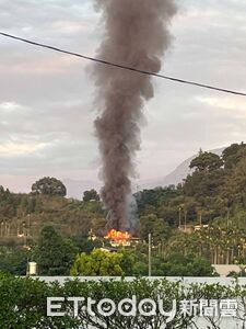快訊/東勢工寮突竄火!濃煙烈焰遠處可見 12車23人急灌救