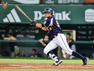 兄弟、雄鷹瘋狂互咬!岳東華8局關鍵開轟 黃衫軍6比4勝