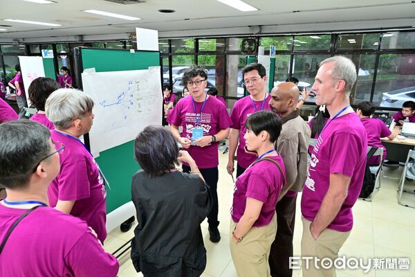 ▲南台科大創新產品設計系師生參與ISDW 2026，與多國學生跨國組隊，勇奪金獎、銀獎及最佳創意獎。（記者林東良翻攝，下同）